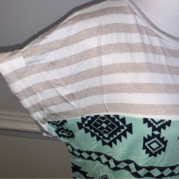 Lularoe Tee, sz S - Picture 3 of 7